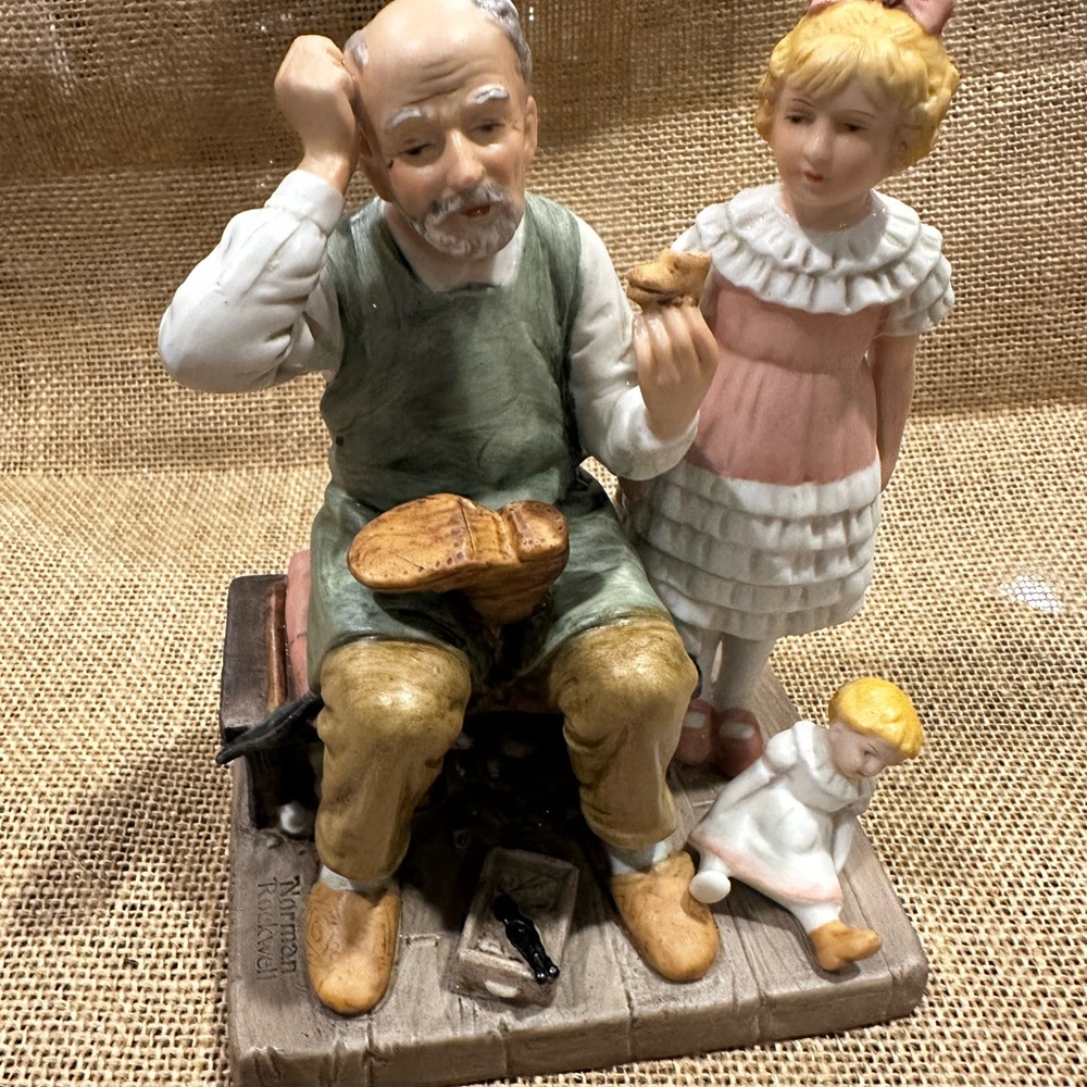 Norman Rockwell Collector's Club
1981 Annual Figurine "THE SHOEMAKER"